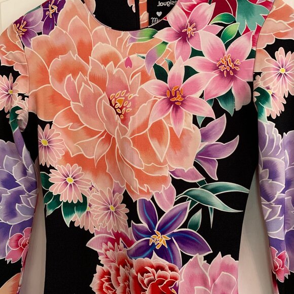 Ultra-Flattering Floral Pattern Mini Dress - Picture 2 of 2